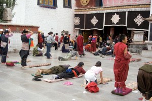15a. Pilgrims Prostrating at the Jokhang, Lhasa, Tibet, 2006, Luca Galuzzi, www.galuzzi.it.