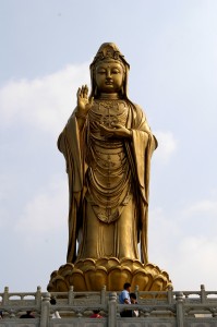 17c. Statue of Guanyin on Mount Putuo Island, China, 2006, photo: Jakob Halun, Wikimedia Commons.